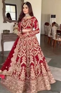 Deslumbrante blusa de novia granate, vestido Lehenga & dupatta con Dabka pesado adornado, perlas, piedra, trabajo de bordado de cuentas = 2025 - Product Image 2