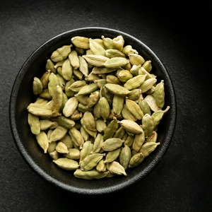 Cardamome verte biologique de haute qualité 8 mm et Elaichi vert (Elaichi) 7 mm d'Inde, épices brutes séchées pour les commerçants - Product Image 2