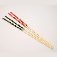 Ensemble de deux paires de baguettes en bois naturel réutilisables gravées classiques modernes personnalisées avec repos et étui en bambou pour cadeau de Noël