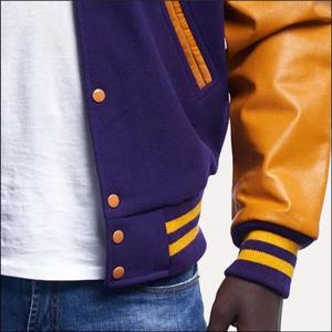 Vente en gros de vestes d'université violettes et dorées Couleurs et logos personnalisés Veste d'université chaude Letterman à manches en cuir pour unisexe - Product Image 5