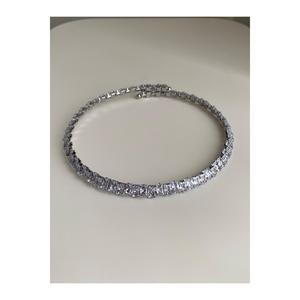 Collana di girocollo Nancy intensamente scintillante con pietra di zircone quadrata in acciaio argento-non si appanna-