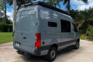 Camper aménagé d'occasion 2022 Mercedes-Benz Sprinter 2500 4x4 Turbodiesel V6 4RM Toit surélevé Faible kilométrage Conduite à gauche Couleur foncée - Product Image 3