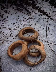 Anneau de serviette en bois, parfait pour les dîners élégants, offrant une beauté naturelle et chaleureuse à la décoration de table - Product Image 1