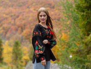 Robe de soirée élégante pour femmes ukrainiennes en coton brodé avec col haut et taille naturelle pour les fêtes - Product Image 5