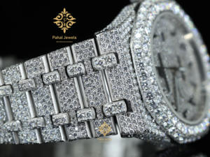 Reloj de Pulsera Premium con Esfera Negra y Diamantes Moissanite, con Fecha, de Proveedor Indio, con Bisel y Cierre de Brazalete - Product Image 4