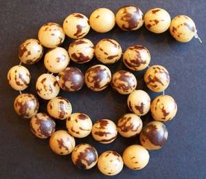 Cuentas Buri redondas de 12mm con hebra de piel natural de 16 pulgadas - Product Image 1