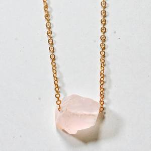 Collar de Cuarzo Rosa Natural en Bruto con Plata 925 - Collar de Piedra Curativa de 8-10 mm, Joyería de Piedra de Nacimiento - Product Image 1