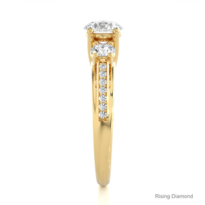 1.08 CT แหวนหมั้นเพชรทองคำสีเหลืองทองปลูกในแล็บทรงกลมของขวัญครบรอบสามหินสำหรับแหวนเพชร CVD ของเธอ - Product Image 3