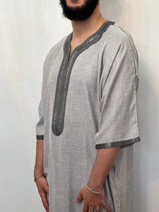 Hermoso Lino marroquí Premium Thobe Jubbah Estilo suelto Adulto Abaya Hecho a mano Tamaño XXL Característica digital Hecho de poliéster - Product Image 2