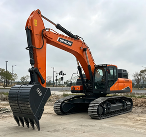 รถขุดตีนตะขาบ Develon DX500HD ขนาด 50.5 ตัน สำหรับงานหนัก ขุดเจาะเหมือง กำลังสูง เหมาะสำหรับงานก่อสร้างขนาดใหญ่ เช่น งานขุดดินในเหมืองหิน - Product Image 1