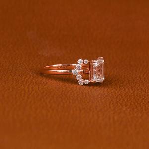 Nouveau style à la mode plaqué or rose 18KT bague de fiançailles et de mariage coupe émeraude diamant cultivé en laboratoire cadeau certifié IGI pour les femmes - Product Image 5