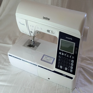 Machine à coudre et à quilter Brother Pacesetter Innov-is PS700, machine à broder blanche - Product Image 1