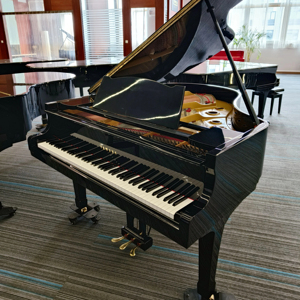 เปียโนแกรนด์ Yamaha G2E 88 คีย์ เครื่องดนตรีระดับมืออาชีพสำหรับคอนเสิร์ต แผ่นหน้าไม้สปรูซคุณภาพพรีเมียม เสียงสะท้อนที่ไพเราะ 1038255 - Product Image 1
