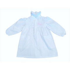ผ้ากันเปื้อนนักเรียนสีขาวสำหรับเด็ก พร้อมปักชื่อตามสั่ง - Product Image 1