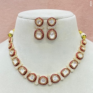 Collier Kundan élégant en plaqué or avec boucles d'oreilles Collection de bijoux indiens pour femmes et filles - Product Image 1