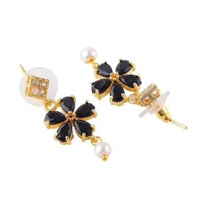 Conjunto de collar de gargantilla de diamantes de perlas blancas de estilo étnico cadenas de latón chapadas en oro hechas a mano fabricante indio boda - Product Image 1