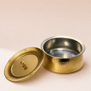 Casserole à biryani en laiton pur avec poignée et couvercle, finition dorée martelée, pour cuisson sur cuisinière - Product Image 5