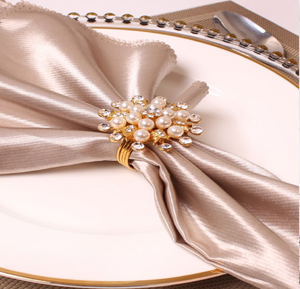 Rond de serviette plissé drapé doré, élégance texturée, classique moderne, décor de table, sophistiqué, disponible à prix de gros. - Product Image 2