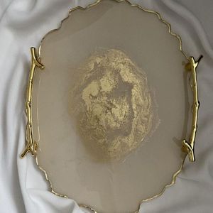 Elégant plateau de service en résine au design moderne fabriqué à la main, idéal pour les fêtes, les réunions de famille ou les occasions de cadeaux - Product Image 1