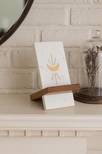 Support de téléphone portable en bois massif naturel tendance artisanal, support de bureau rustique pour un usage domestique, support de téléphone en bois fait à la main - Product Image 6