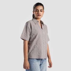 Chemise en popeline texturée GA-I décontractée grise pour le printemps/été – Élément de mode simple - Product Image 3