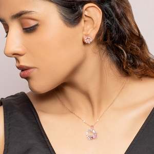 Anushka Sharma Set de bijoux fins Pendentif couronne en or rose - Product Image 3