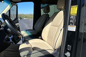 Fourgonnette de luxe Mercedes-Benz Sprinter 3500XD 2022 d'occasion en excellent état, moteur V6 turbodiesel, 10 places, très bien équipée - Product Image 5
