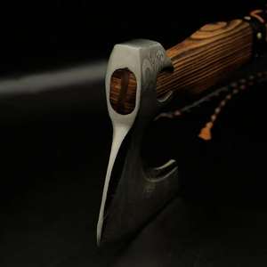 ขวานไวกิ้งเหล็กกล้าคาร์บอนสูงทำมือ พร้อมปลอกหนังเกรดอุตสาหกรรม ด้ามเหล็ก น้ำหนัก 1.5 กก. สำหรับตั้งแคมป์ ใช้ในชีวิตประจำวัน และกิจกรรมกลางแจ้ง - Product Image 5