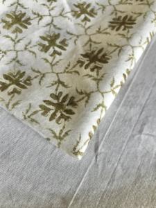 Tissu en coton imprimé à la main, motifs floraux vert olive avec un subtil treillis géométrique - Product Image 3