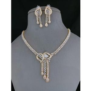 Collier de créateur à finition dorée glamour serti de pierres de zircon éblouissantes pour les occasions spéciales et les fêtes des femmes en laiton - Product Image 1