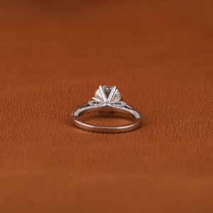 Anillo de compromiso de oro macizo de 18 quilates con diamante cultivado en laboratorio de 2,0 quilates, certificado IGI, regalo de cumpleaños perfecto para ella - Product Image 3