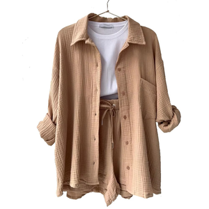 Conjunto de pantalones cortos y camisa Beige brillante arrugada de ajuste Regular informal personalizado de alta calidad Conjunto de pantalones cortos de 2 piezas de color sólido para mujer - Product Image 6