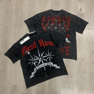 เสื้อยืดแขนสั้นสีดำสำหรับผู้ชายแถวแรก พิมพ์ลายตัวอักษรสีแดงและลายดาว สไตล์สตรีท ทรงปกติ คอกลม ผ้าเจอร์ซีย์คอตตอน - Product Image 1