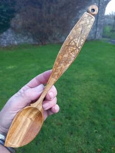 LISTA DE CUCHARA DE MADERA ENLAZADA TALLA Logotipo personalizado Utensilio de cocina de madera natural Cuchara maciza de madera de acacia para cocinar - Product Image 2