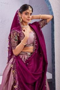 Lancement de la nouvelle collection de lehenga choli modernes pour fêtes, en tissu de soie jacquard avec de grands motifs tissés sur la bordure. - Product Image 5