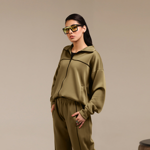 Ensemble de survêtement pour femmes, coupe décontractée, style urbain, confort esthétique, tricot structuré, conçu par Wida Sports - Product Image 1