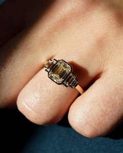 Bague de fiançailles en diamant de laboratoire taille émeraude 2,50 CTW, certifiée IGI CVD, sertie clos en or jaune 14K, bijoux de mariée en diamant de laboratoire - Product Image 3