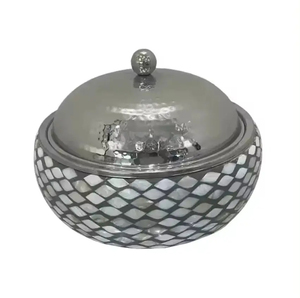 Casserole en bois faite à la main avec couvercle élégant en métal doré, parfaite pour garder les aliments au chaud lors des mariages et des buffets d'hôtel - Product Image 4