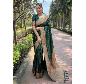 Sari en soie Katan Banarasi vert foncé avec un élégant tissage Zari, protection solaire, séchage rapide, parfait pour les fêtes traditionnelles - Product Image 1