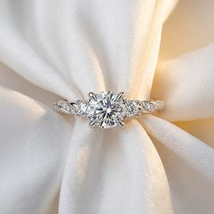 Bague de fiançailles Jeulia personnalisée à trois pierres torsadées avec pierre de naissance et diamant - Product Image 6