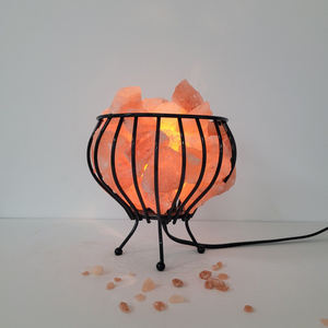 Nouvelle lampe en fer carrée alimentée par batterie, design pyramide en cristal de sel rose avec interrupteur variateur en métal - Product Image 2