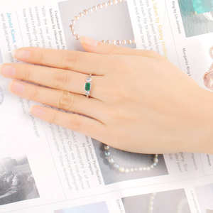 Bague de Fiançailles de Luxe pour Femme en Argent Sterling 925, Sertie de Zircon Vert Émeraude Taille Brillant et Diamants Latéraux, 3 Pierres - Product Image 6