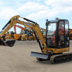 Excavateur Cat avec godet réglable et lame pour les tâches polyvalentes de terrassement et de préparation du site - Product Image 1