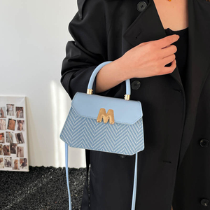 Sac à main structuré à poignée supérieure, motif monogramme chevrons hexagonaux, avec fermoir lettre M, tissage géométrique, pour acheteurs de boutiques - Product Image 4