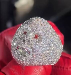 แหวนหน้าปัดประดับเพชรแบบ Iced Out สีแดง แหวนฮิปฮอป แหวนเพชรโมอิสซาไนต์ แหวนฝังเพชรแบบ Micro Pave แหวนสุดหรูสำหรับผู้ชาย เครื่องประดับแร็ปเปอร์ - Product Image 3