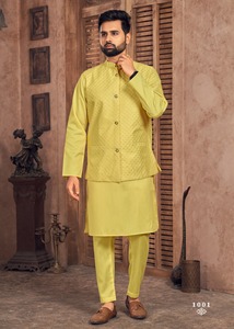 Kurta Pajama de Seda Banglori Pesada con Bordado de Lentejuelas para Hombre con Koti para Bodas y Uso Casual Disponible en Grandes Cantidades - Product Image 6