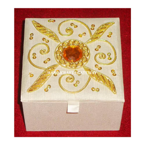 Belle boîte à bijoux brodée Zari, pièces, décoration de maison - Product Image 1