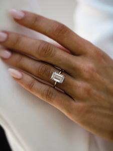 Anillo de Compromiso con Corte Esmeralda Blanco de 12x8 mm |   Anillo Solitario con Banda de Oro para Mujer |   Joyería Nupcial CZ - Product Image 4