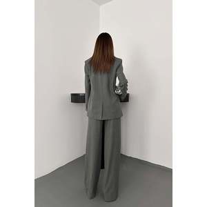 Traje de Chaqueta y Pantalón con Rayas Grises - Gris - Product Image 5
