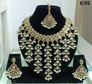 Lo último en collar de gargantilla de fantasía chapada en oro a la moda con motivo antiguo con mangtikka y pendientes y conjunto de joyería para mujer - Product Image 5